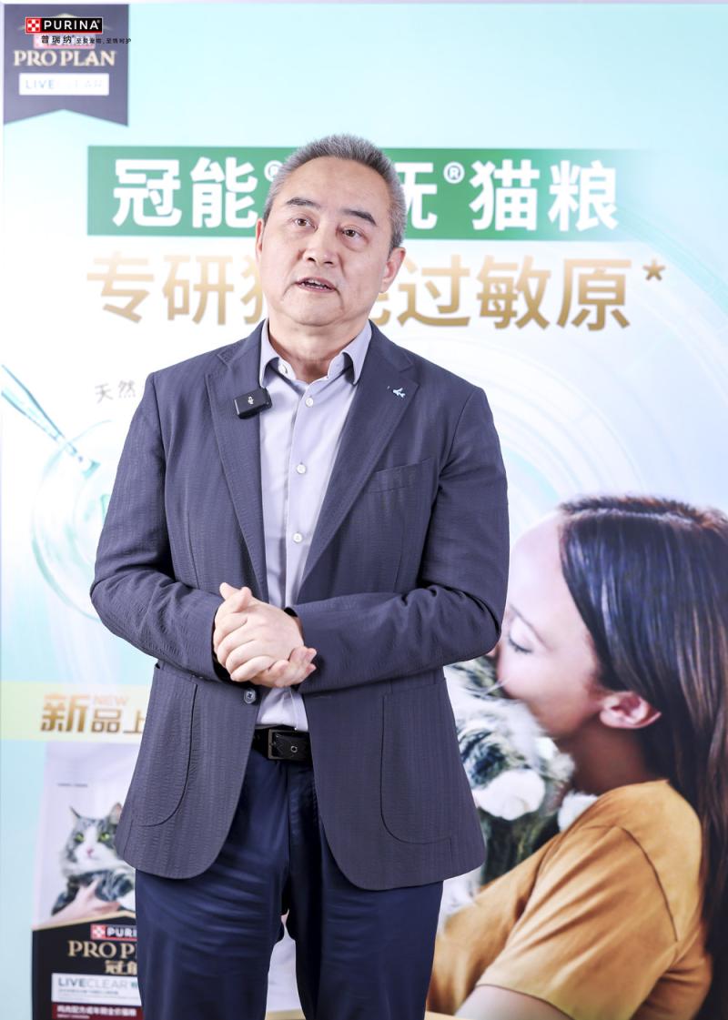 穿着西装笔挺的男子与配字 AI 生成的内容可能不正确。