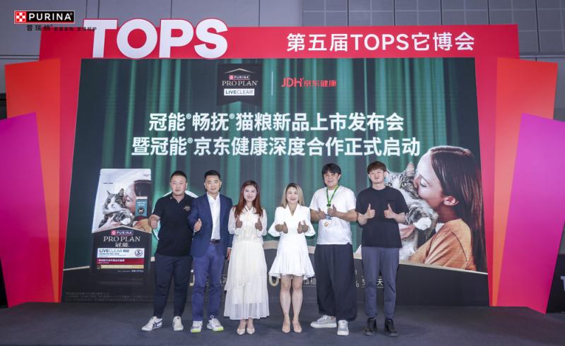 一群人站在台上 AI 生成的内容可能不正确。