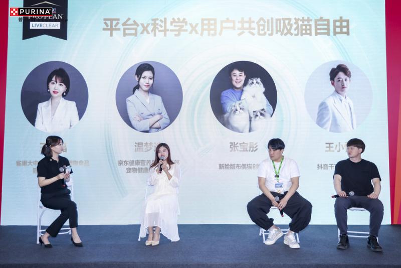 一群人在水里 AI 生成的内容可能不正确。