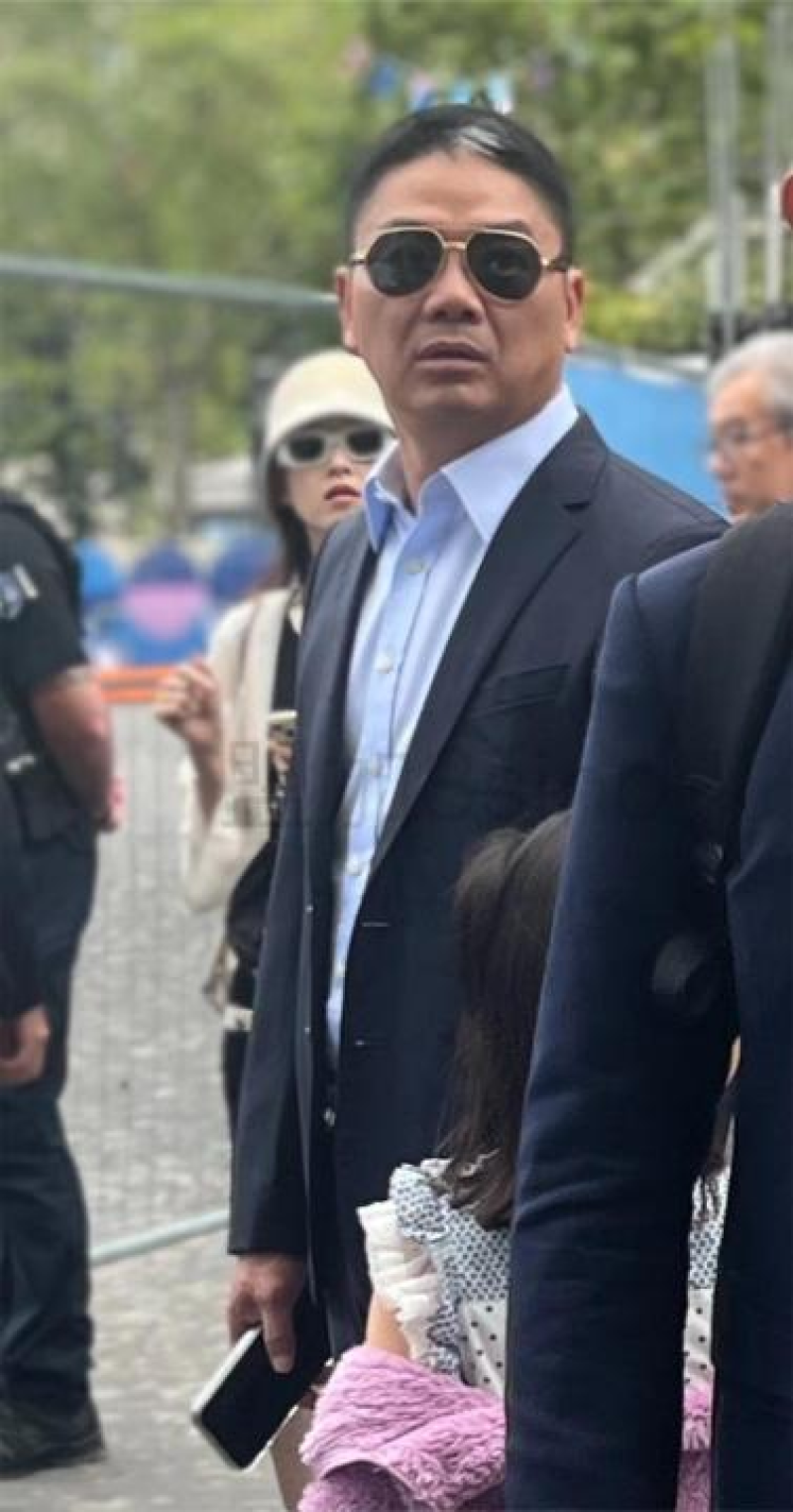 刘强东一家三口-800.png