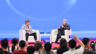 黄仁勋对谈阿里云王坚：人工智能下一个浪潮是Physic AI