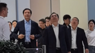王传福现身小米汽车工厂 雷军亲自接待